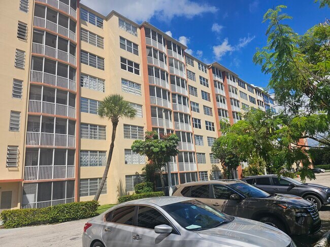 1780 NE 191st St in North Miami Beach, FL - Building Photo - Building Photo