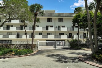 6901 Edgewater Dr in Coral Gables, FL - Foto de edificio - Building Photo
