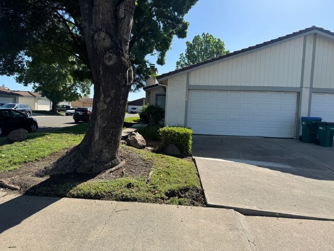 6936 Village Green Dr in Stockton, CA - Building Photo - Building Photo