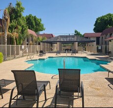 700 W University Dr in Tempe, AZ - Foto de edificio - Building Photo