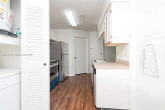 18310 NW 68th Ave, Unit L in Hialeah, FL - Building Photo - Building Photo