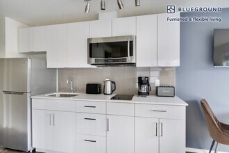 5001 Brooklyn Ave NE-Unit -FL2-ID919 in Seattle, WA - Building Photo - Building Photo