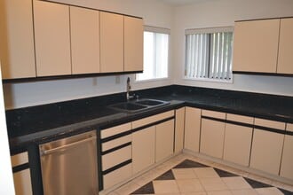 6407 Gentry Ave in North Hollywood, CA - Foto de edificio - Building Photo