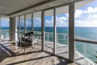 16425 Collins Ave in Sunny Isles Beach, FL - Foto de edificio - Building Photo