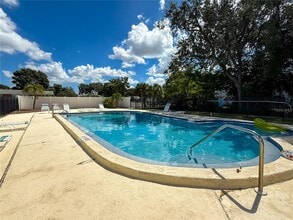 7560 92nd St in Seminole, FL - Foto de edificio - Building Photo