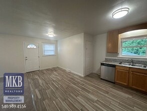 745 Kenyon Rd in Vinton, VA - Building Photo - Building Photo