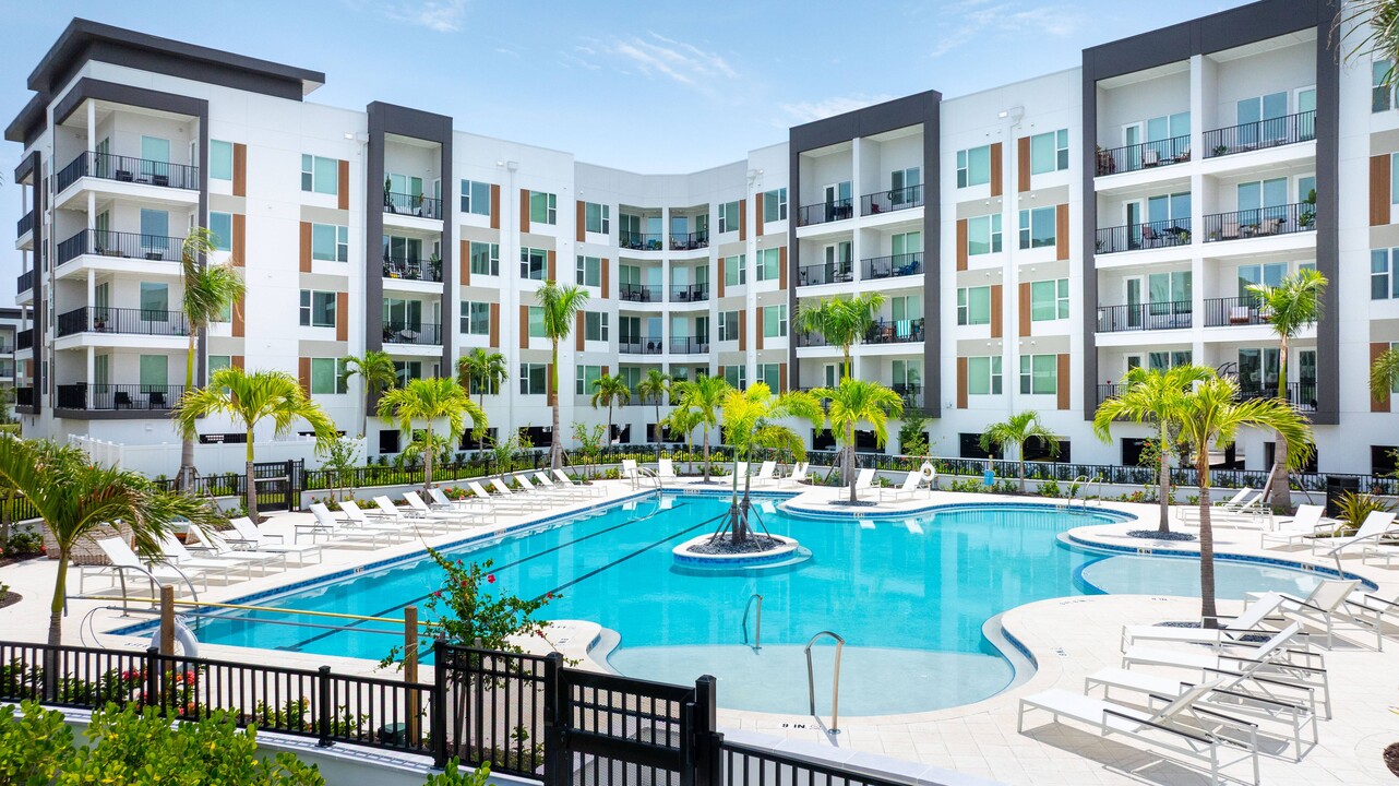 Arya in St. Petersburg, FL - Foto de edificio