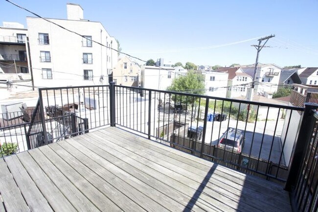 3023 N Oakley Ave, Unit M04B in Chicago, IL - Building Photo - Building Photo