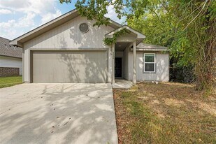 2208 Sayle St in Greenville, TX - Building Photo