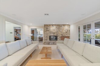 17035 Oak View Dr in Encino, CA - Building Photo - Building Photo