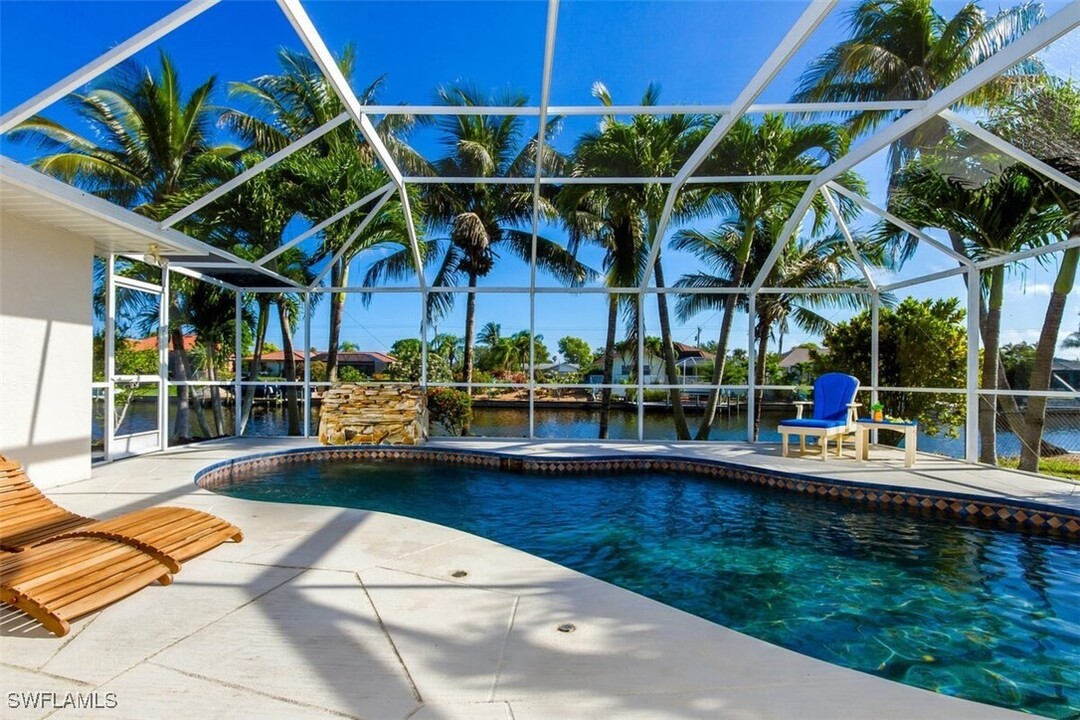 915 SE 28th Terrace in Cape Coral, FL - Foto de edificio