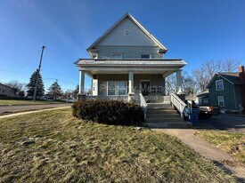 566 Capital Ave SW in Battle Creek, MI - Building Photo