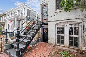 605 E St SE, Unit B in Washington, DC - Foto de edificio - Building Photo