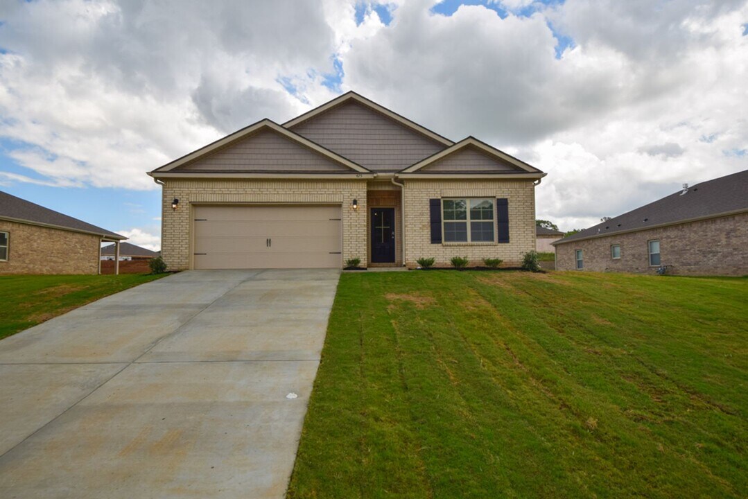 425 Lilly Dr in Oakland, TN - Building Photo