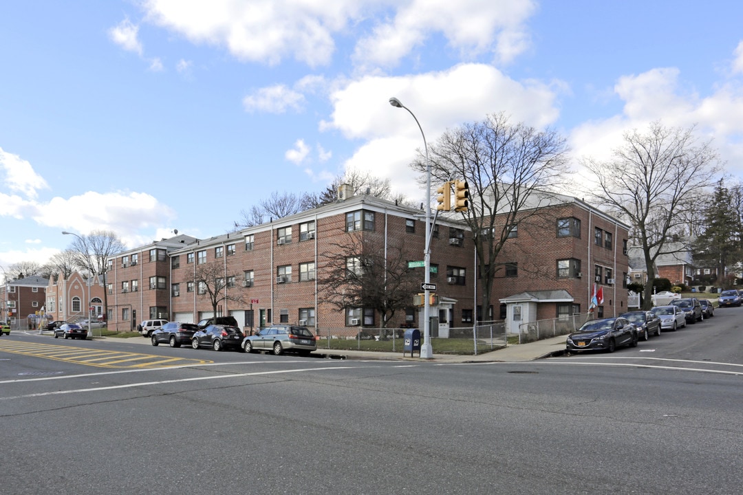 215-31 Hillside Ave in Queens Village, NY - Foto de edificio