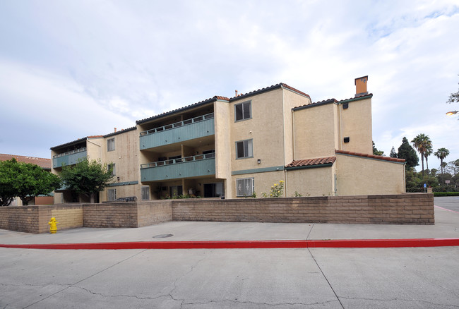 Village Center Apartments in Anaheim, CA - Foto de edificio - Building Photo