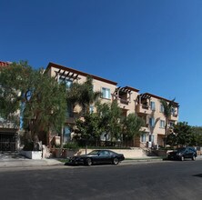 1444 S Point View St in Los Angeles, CA - Foto de edificio - Building Photo