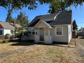 455 S 38th St in Springfield, OR - Building Photo