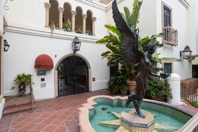 ISO - Isola Bella Townhomes in West Hollywood, CA - Foto de edificio - Building Photo