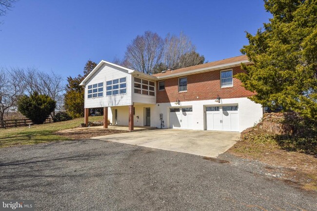 5403 Nutwell Sudley Rd in West River, MD - Foto de edificio - Building Photo