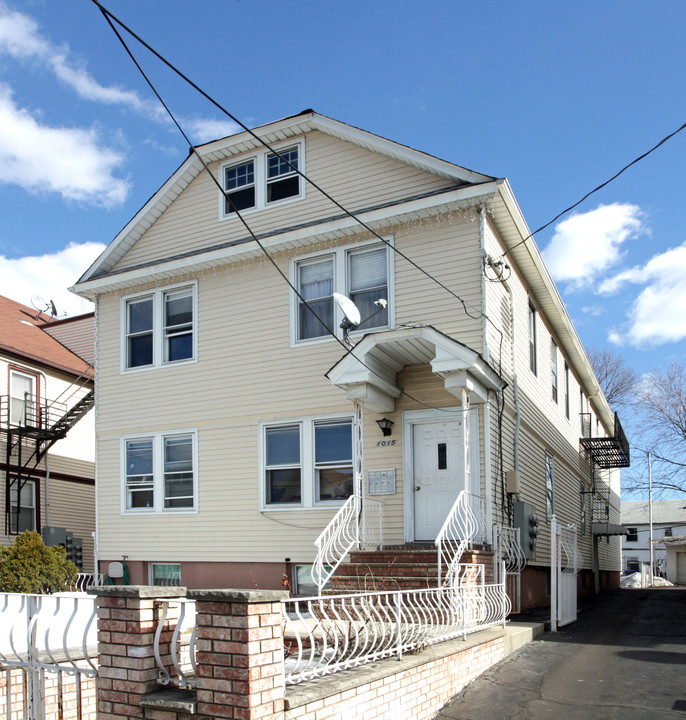 1015 Monroe Ave in Elizabeth, NJ - Building Photo