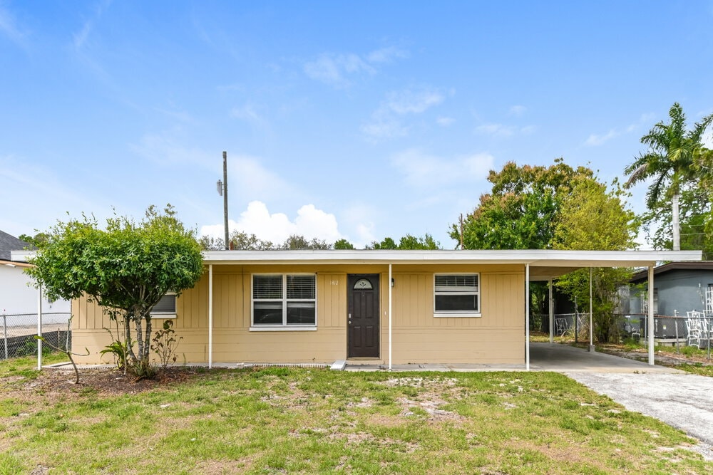 1412 Brookhill Dr in Ft. Myers, FL - Foto de edificio
