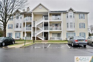 300 Wimbeldon Ct in North Brunswick, NJ - Building Photo