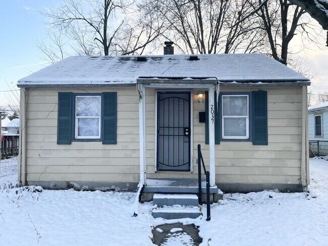 2037 N Luett Ave in Indianapolis, IN - Foto de edificio - Building Photo