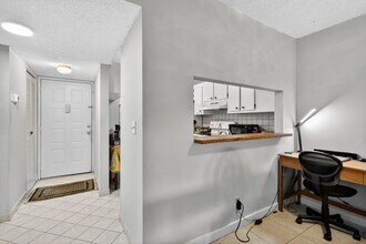 7142 Golf Colony Ct-Unit -102 in Greenacres, FL - Building Photo - Building Photo