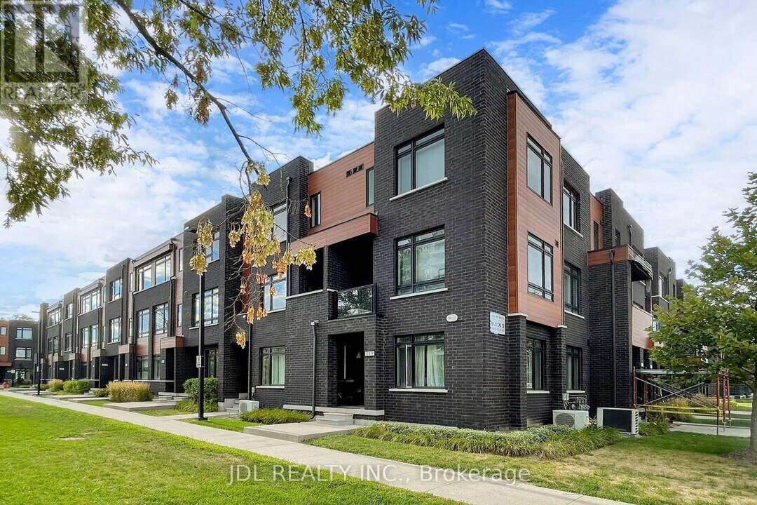 370 Red Maple Rd in Richmond Hill, ON - Building Photo