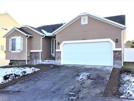7051 W Saw Timber Way in West Jordan, UT - Building Photo