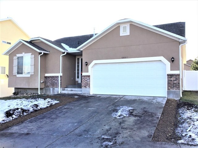 7051 W Saw Timber Way in West Jordan, UT - Building Photo