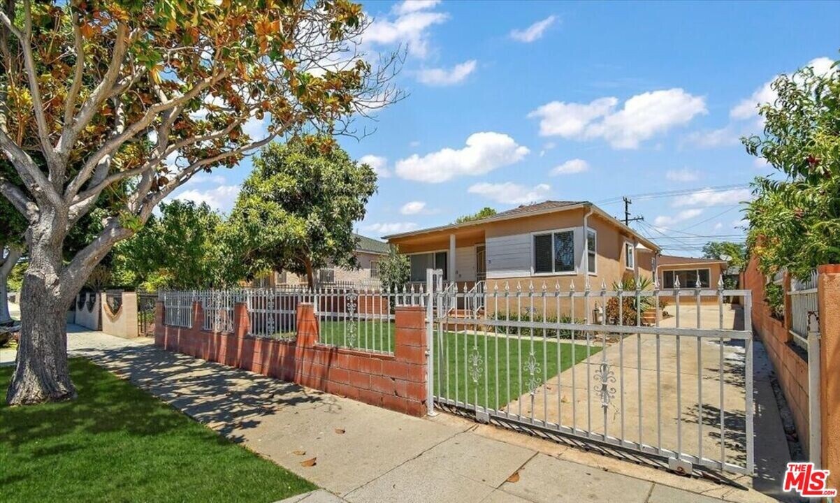 1109 E Fairview Blvd in Inglewood, CA - Building Photo