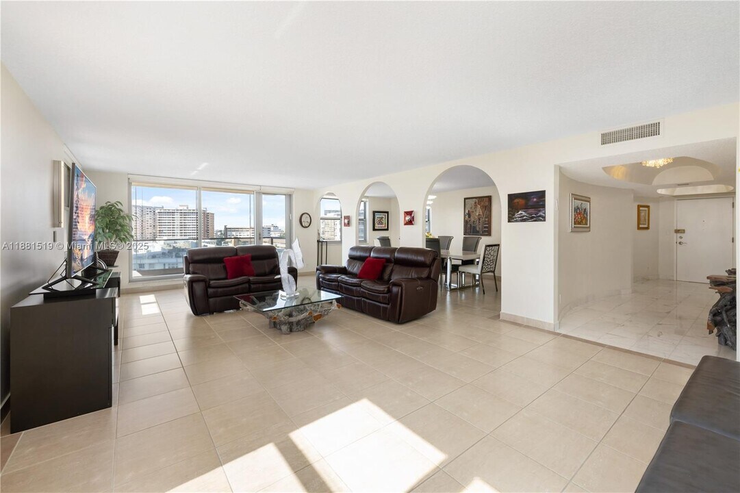 1920 S Ocean Dr in Hallandale Beach, FL - Building Photo