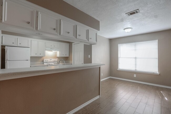 1013 Mccall Ave in Conroe, TX - Building Photo - Building Photo
