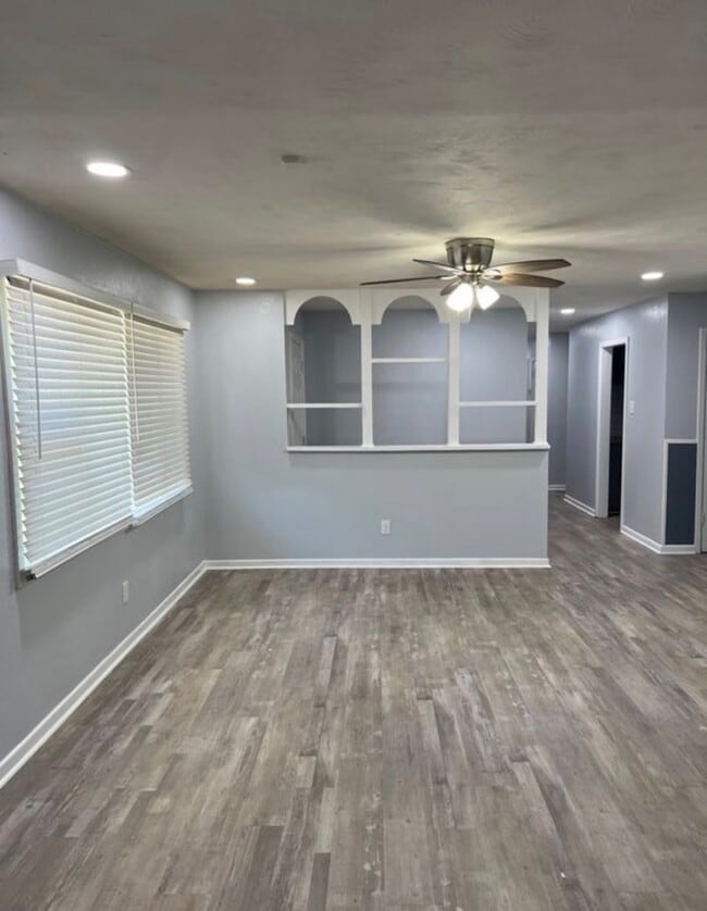 property at 1520 E 2nd St
