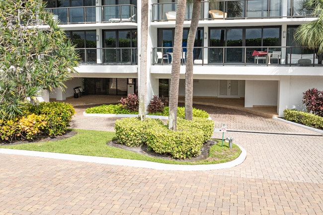 Halcyon North Building in Palm Beach, FL - Building Photo - Building Photo
