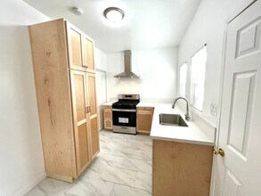 324 W Opp St in Los Angeles, CA - Building Photo - Building Photo