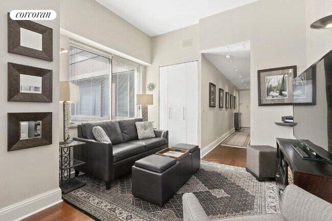 350 W 50th St in New York, NY - Building Photo - Building Photo