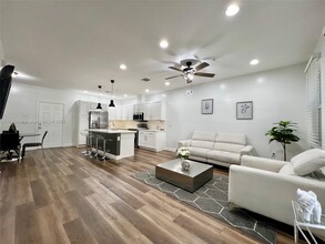 3360 NW 125th Ln in Sunrise, FL - Foto de edificio - Building Photo