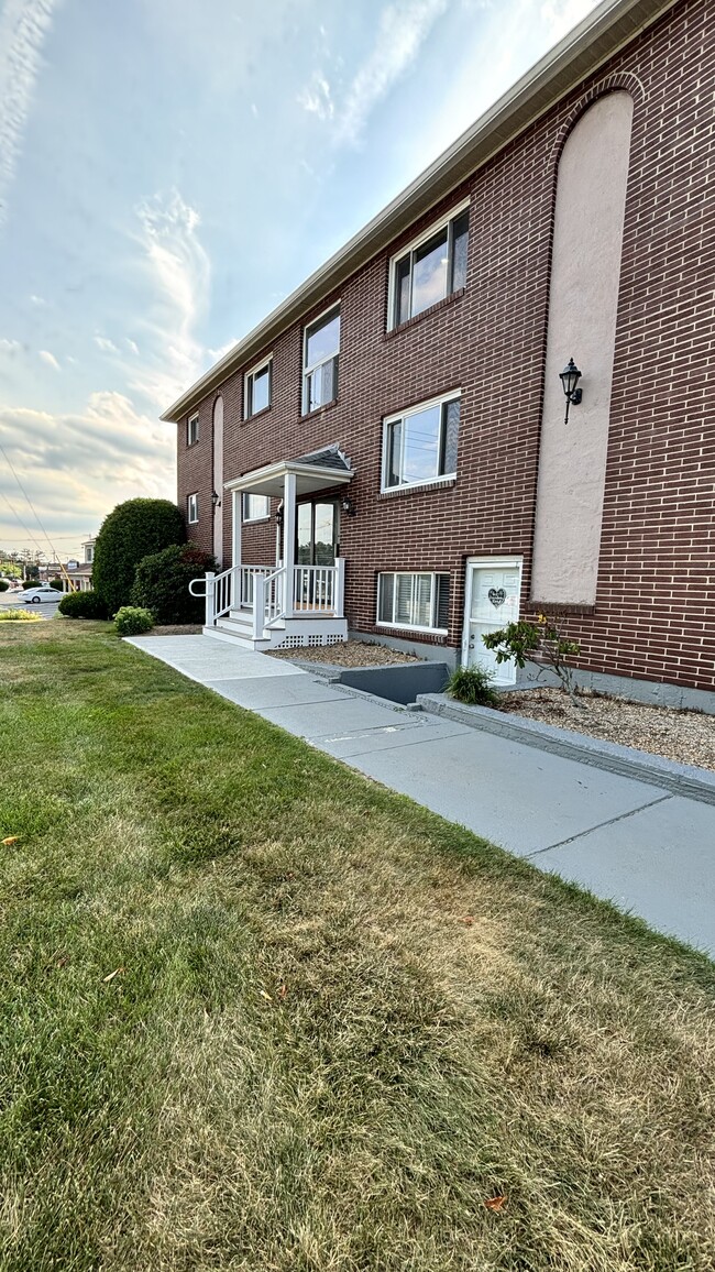 586 Boston Post Rd E, Unit 6 in Marlborough, MA - Foto de edificio - Building Photo