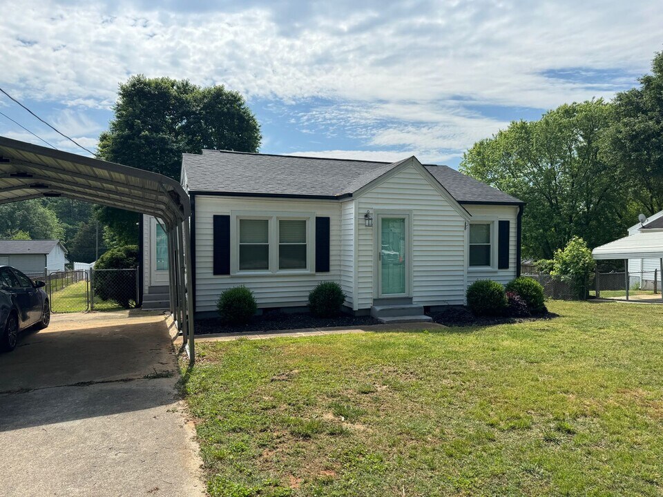 114 Abernathy St in Mount Holly, NC - Building Photo