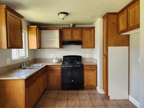 314 W Maple St in Exeter, CA - Building Photo - Building Photo