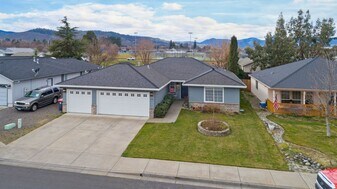 1744 Louise Ave in Medford, OR - Building Photo