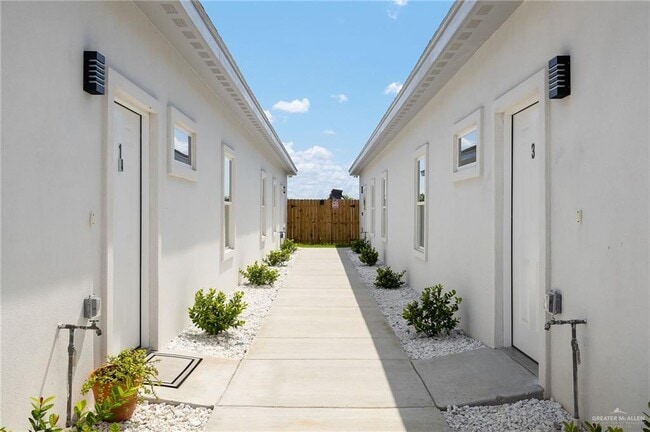 17 Notre Dame Ave in McAllen, TX - Building Photo - Building Photo