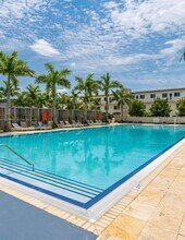 10229 NW 64th Ter, Unit 101 in Doral, FL - Foto de edificio - Building Photo