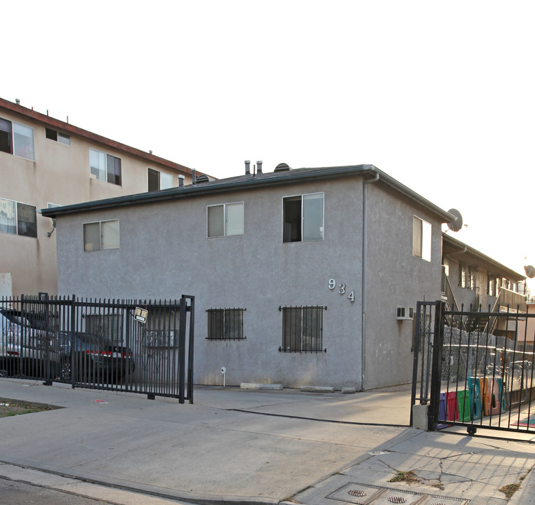 934 White Knoll Dr in Los Angeles, CA - Foto de edificio