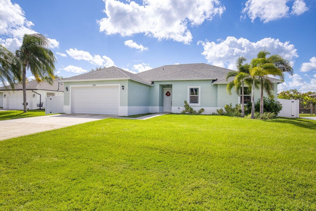1150 SE Sabina Ln in Port St. Lucie, FL - Foto de edificio