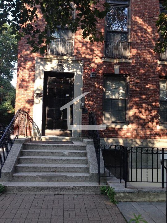 12 Dean Rd, Unit 1 in Brookline, MA - Foto de edificio