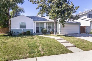 8801 Chimineas Ave in Los Angeles, CA - Building Photo